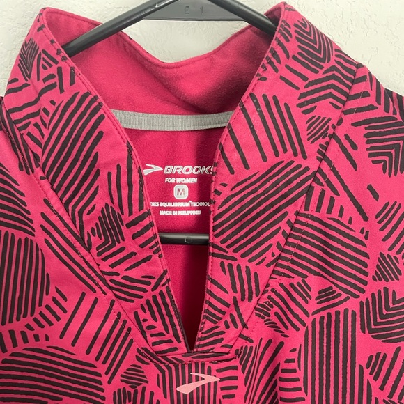 Brooks Activewear Running Long Sleeve Pull Over Sweater Pink Black Size Medium - Picture 3 of 8
